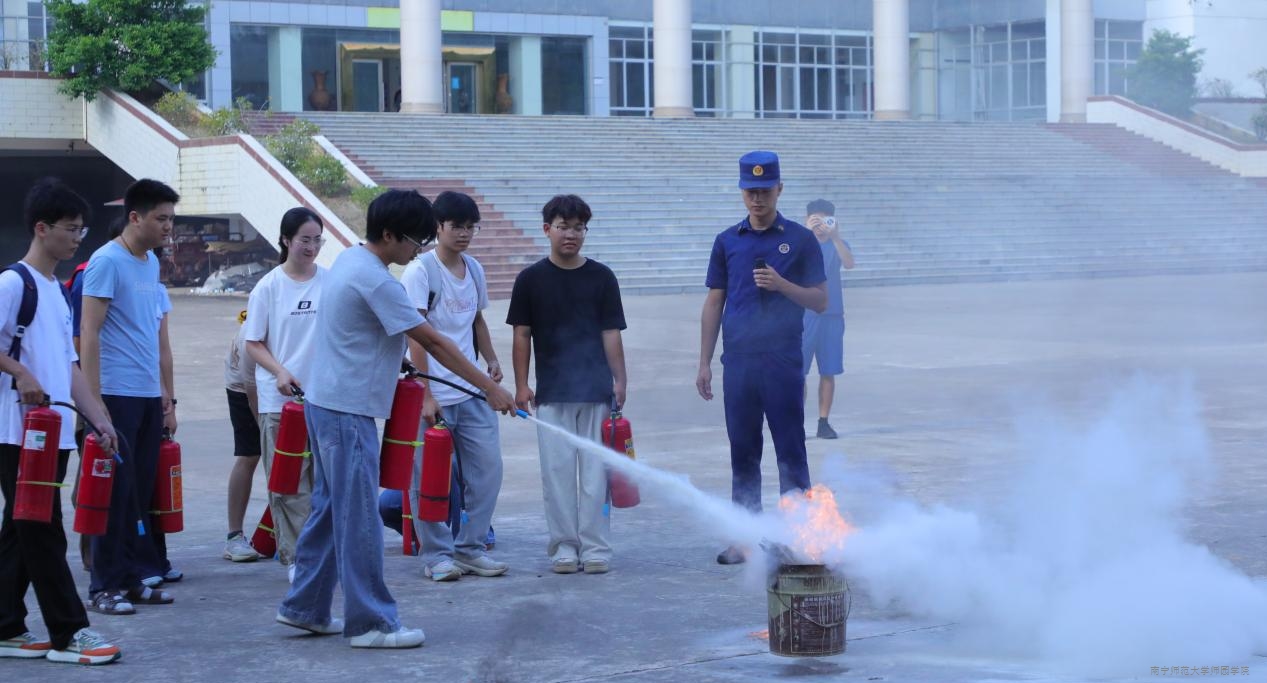开云官网开展2026年秋季学期消防安全知识培训讲座暨应急疏散演练
